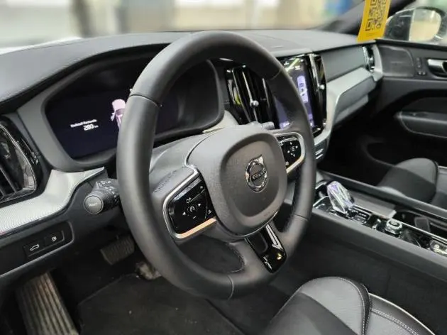 Volvo XC60 Black Edition T6 AWD 398 cai putere - plug-in hibrid